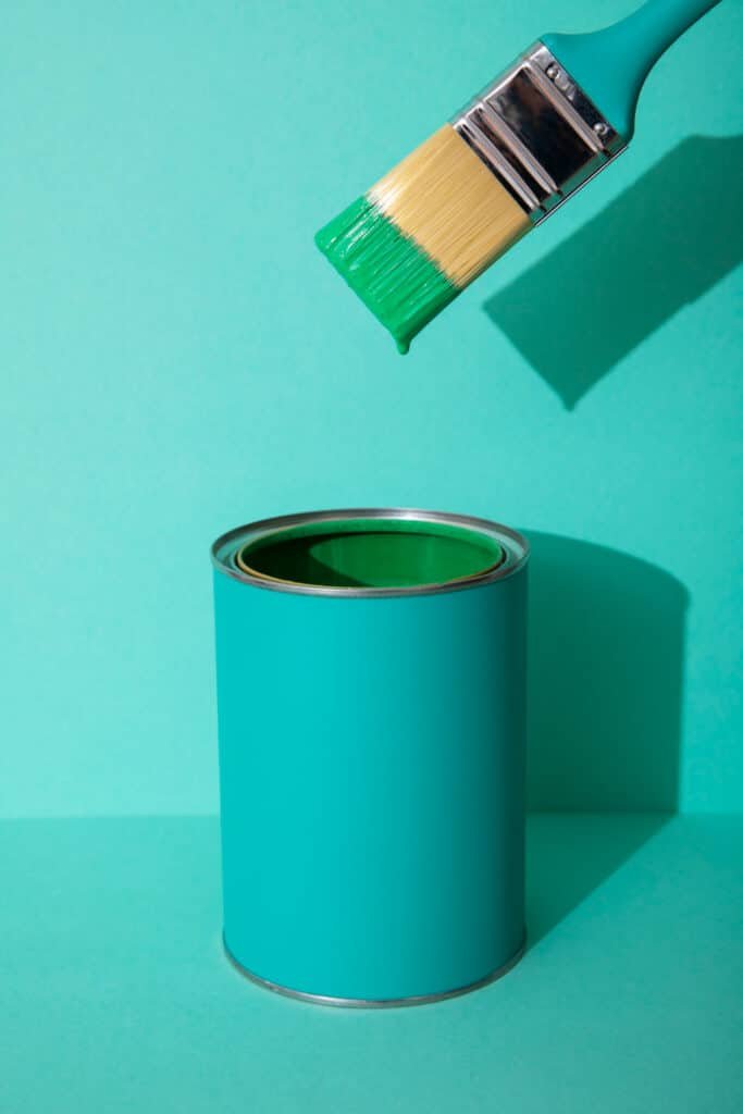 Photo d'un pot de peinture vert avec un pinceau